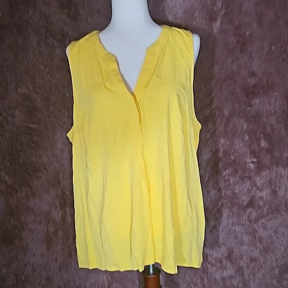 Crown & Ivy Textured Sleeveless Blouse NWT - Picture 1 of 5